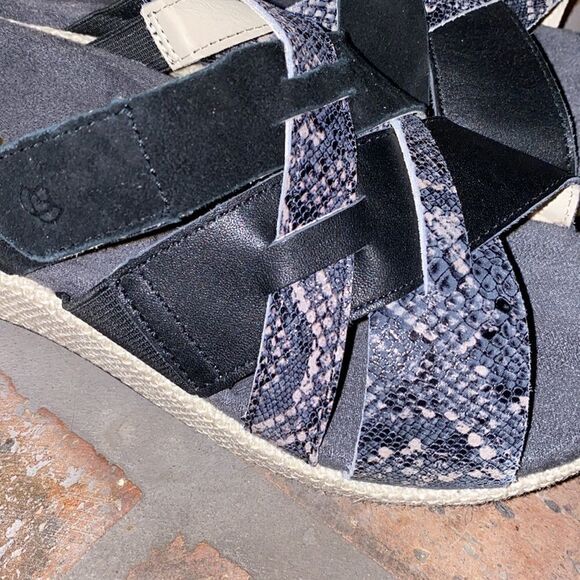 Spence size 7 strappy snake print and black slide ons - Picture 2 of 7